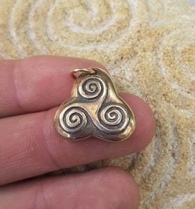 Trikel plein, pendentif, bronze