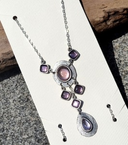 FLAVIA, NECKLACE, PURPLE GLASS - MODESCHMUCK{% if kategorie.adresa_nazvy[0] != zbozi.kategorie.nazev %} - SCHMUCKSTÜCKE{% endif %}