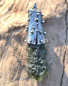 SIRIUS, PENDENTIF À MOLDAVITE TCHÈQUE EN ARGENT STERLING. - BIJOUX À MOLDAVITES TCHÈQUES{% if kategorie.adresa_nazvy[0] != zbozi.kategorie.nazev %} - BIJOUX EN ARGENT{% endif %}