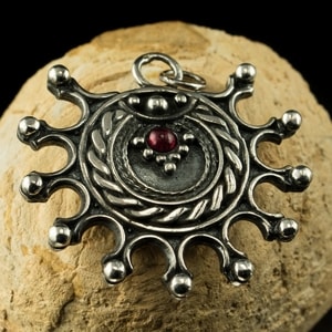 DEVANA, SLAVIC SOLAR PENDANT, SILVER - GARNET - PENDANTS{% if kategorie.adresa_nazvy[0] != zbozi.kategorie.nazev %} - SILVER JEWELLERY{% endif %}