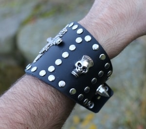 ROCKER, LEDERARMBAND XII - LEDERARMBÄNDER{% if kategorie.adresa_nazvy[0] != zbozi.kategorie.nazev %} - LEDERPRODUKTE{% endif %}