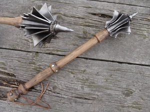 Masse médiévale avec manche en bois, réplique décorative