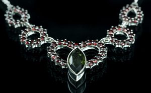 WARTA, SILVER NECKLACE, MOLDAVITE, GARNET - MOLDAVITES, CZECH{% if kategorie.adresa_nazvy[0] != zbozi.kategorie.nazev %} - SILVER JEWELLERY{% endif %}