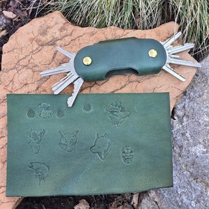 DEER - HUNTING LEATHER KEY RING with screws, green