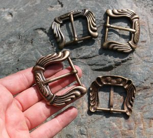 HISTORICAL BUCKLE, PEWTER - BELT ACCESSORIES{% if kategorie.adresa_nazvy[0] != zbozi.kategorie.nazev %} - LEATHER PRODUCTS{% endif %}