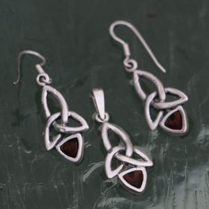 KIRA, PENDENTIF ET BOUCLES D'OREILLES, ARGENT 925 GRENAT - ENSEMBLES DE BIJOUX EN ARGENT{% if kategorie.adresa_nazvy[0] != zbozi.kategorie.nazev %} - BIJOUX EN ARGENT{% endif %}