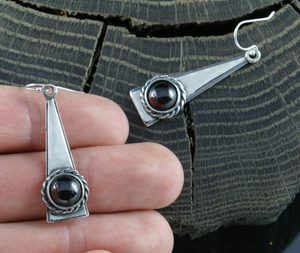 TRIANGLE - GARNET, EARRINGS, SILVER - EARRINGS WITH GEMSTONES, SILVER{% if kategorie.adresa_nazvy[0] != zbozi.kategorie.nazev %} - SILVER JEWELLERY{% endif %}