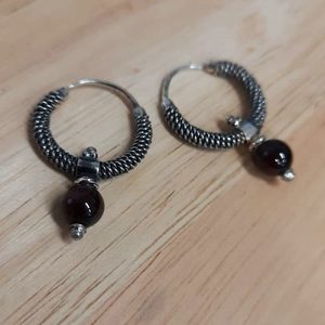 GARNET EARRINGS WITH GRANULATION - EARRINGS{% if kategorie.adresa_nazvy[0] != zbozi.kategorie.nazev %} - SILVER JEWELLERY{% endif %}