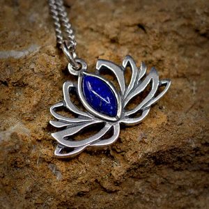 FLEUR DE LOTUS SACRÉE, PENDENTIF, ARGENT - LAPIS - PENDENTIFS{% if kategorie.adresa_nazvy[0] != zbozi.kategorie.nazev %} - BIJOUX EN ARGENT{% endif %}