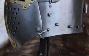 Helm mit Visier, 2 mm, Messingdekoration