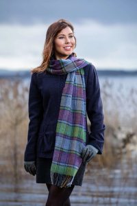 PURPLE HERITAGE BLOCK WINDOWPANE SCARF - FOXFORD, IRELAND - WOLLDECKEN UND SCHALS AUS IRLAND{% if kategorie.adresa_nazvy[0] != zbozi.kategorie.nazev %} - WOLLPRODUKTE{% endif %}