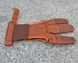 ARCHERY GLOVE, FOR THREE FINGERS - LES ACCESSOIRES DE TIR{% if kategorie.adresa_nazvy[0] != zbozi.kategorie.nazev %} - ARMURERIE: LES ARMES{% endif %}