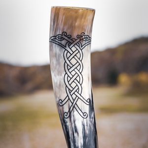 KRÄHE, Trinkhorn mit Wikingergravur