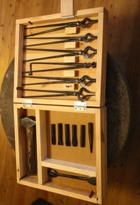 BLACKSMITH STARTER KIT, BLACKSMITHING TOOLS - GEHÄMMERTE PRODUKTE{% if kategorie.adresa_nazvy[0] != zbozi.kategorie.nazev %} - SCHMIEDEARBEITEN, MINTAGE{% endif %}