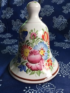 HANDPAINTED BELL, TRADIONAL CZECH CERAMICS - TRADITIONNEL CÉRAMIQUES TCHÈQUE{% if kategorie.adresa_nazvy[0] != zbozi.kategorie.nazev %} - VERRE ET CÉRAMIQUE{% endif %}