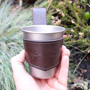 LAPONIA LEATHER CUP HOLDER AND TITANIUM BEER CUP KEITH, PERUNIKA SYSTEM - ÉQUIPEMENT EN TITANE{% if kategorie.adresa_nazvy[0] != zbozi.kategorie.nazev %} - BUSHCRAFT{% endif %}