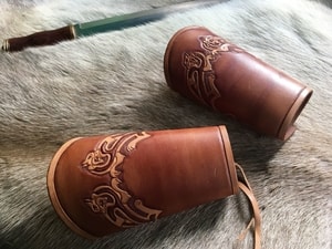 CELTIC CATS, LEATHER BRACERS - LEDERRÜSTUNG, HANDSCHUHE{% if kategorie.adresa_nazvy[0] != zbozi.kategorie.nazev %} - RÜSTUNGEN{% endif %}