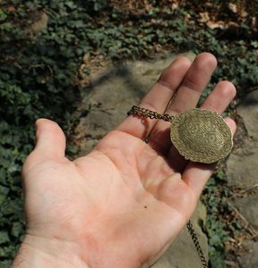 VINTAGE ROSE, PENDANT - COSTUME JEWELLERY{% if kategorie.adresa_nazvy[0] != zbozi.kategorie.nazev %} - JEWELLERY - BRONZE, ZINC{% endif %}