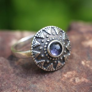 SLAVIC RING WITH IOLITE - RINGE{% if kategorie.adresa_nazvy[0] != zbozi.kategorie.nazev %} - SILBER SCHMUCKSTÜCKE{% endif %}