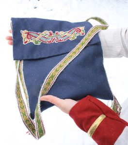 DÉBUT SAC À BANDOULIÈRE MÉDIÉVALE - BOUTONS EN ÉTAIN ET SACS EN TISSUS{% if kategorie.adresa_nazvy[0] != zbozi.kategorie.nazev %} - COSTUMES, CHAUSSURES{% endif %}