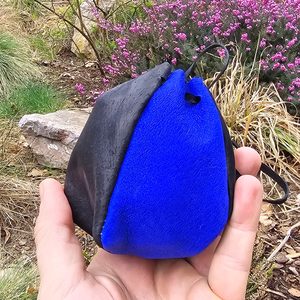 LEATHER POUCH - INDIGO - BAGS, SPORRANS{% if kategorie.adresa_nazvy[0] != zbozi.kategorie.nazev %} - LEATHER PRODUCTS{% endif %}