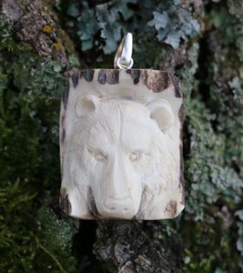 OURS, PENDENTIF EN BOIS SCULPTÉ - BIJOUX ANIMALIERS{% if kategorie.adresa_nazvy[0] != zbozi.kategorie.nazev %} - BIJOUTERIE{% endif %}