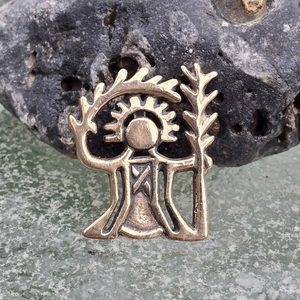 AKKA, Samische Göttin der Fruchtbarkeit, Anhänger aus Bronze