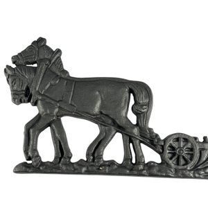 Laboureur et chevaux, décor d'écurie, fonte