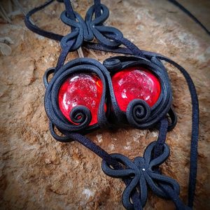 HALSBAND - GLAS - ROT - SCHMUCK MIT STEINEN{% if kategorie.adresa_nazvy[0] != zbozi.kategorie.nazev %} - SCHMUCKSTÜCKE{% endif %}