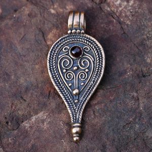 ROMAN PENDANT, II. Century, bronze Garnet