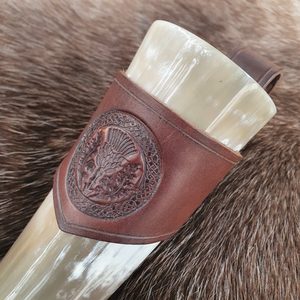 SCOTTISH THISTLE, LEATHER HORN HOLDER, BROWN - DRINKING HORNS{% if kategorie.adresa_nazvy[0] != zbozi.kategorie.nazev %} - HORN PRODUCTS{% endif %}