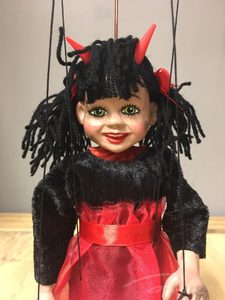 LITTLE DEVIL GIRL MARIONETTE - PUPPEN{% if kategorie.adresa_nazvy[0] != zbozi.kategorie.nazev %} - HOLZPRODUKTE{% endif %}