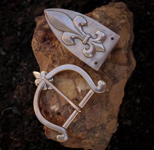 BELT BUCKLE SET FLEUR DE LIS, MIDDLE AGES - BRONZE - BOUCLES, ACCESSOIRES DE CEINTURE{% if kategorie.adresa_nazvy[0] != zbozi.kategorie.nazev %} - BIJOUTERIE{% endif %}