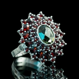 LYNA, CZECH MOLDAVITE, GARNET, SILVER RING - MOLDAVITES, CZECH{% if kategorie.adresa_nazvy[0] != zbozi.kategorie.nazev %} - SILVER JEWELLERY{% endif %}