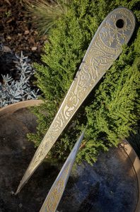 VENGEANCE GOLDEN EDITION ETCHED THROWING KNIFE WITH VEGVÍSIR - 1 PIECE - PREISNACHLASS{% if kategorie.adresa_nazvy[0] != zbozi.kategorie.nazev %} - PREISNACHLASS{% endif %}