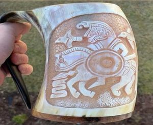 Odin a Sleipnir, vikingský pohár z rohoviny