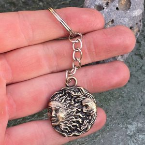 Coniunctio, Mond und Sonne, Schlüsselanhänger, Zink, Altmessing