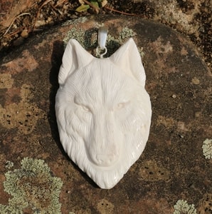 LOUP, PENDENTIF EN OS SCULPTÉ - BIJOUX ANIMALIERS{% if kategorie.adresa_nazvy[0] != zbozi.kategorie.nazev %} - BIJOUTERIE{% endif %}