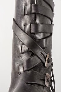 VARYAG, CUIR VIKING DES CHAUSSURES HAUTES, NOIR - CHAUSSURES VIKING ET SLAVES{% if kategorie.adresa_nazvy[0] != zbozi.kategorie.nazev %} - COSTUMES, CHAUSSURES{% endif %}