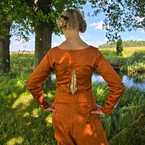 LESSER NOBLEWOMAN / WEALTHIER TOWNSWOMAN - Set of Medieval Clothing, 2nd Half of the 14th Century