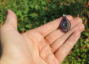 ISIDORA, SILVER PENDANT, MOLDAVITE, GARNET - MOLDAVITES, CZECH{% if kategorie.adresa_nazvy[0] != zbozi.kategorie.nazev %} - SILVER JEWELLERY{% endif %}