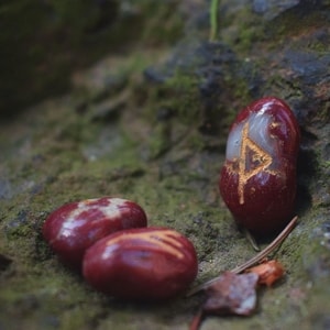 RED JASPER RUNE SET, OLD FUTHARK - DECORATIVE MINERALS AND ROCKS{% if kategorie.adresa_nazvy[0] != zbozi.kategorie.nazev %} - MOLDAVITES, MINERALS, FOSSILS{% endif %}