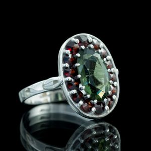 PERUNICA, CZECH MOLDAVITE, GARNET, SILVER RING - MOLDAVITES, CZECH{% if kategorie.adresa_nazvy[0] != zbozi.kategorie.nazev %} - SILVER JEWELLERY{% endif %}