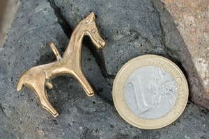 CELTIC HORSE PENDANT FROM GALLIA, BRONZE - HISTORISCHEN REPLIKEN AUS BRONZE{% if kategorie.adresa_nazvy[0] != zbozi.kategorie.nazev %} - SCHMUCKSTÜCKE{% endif %}