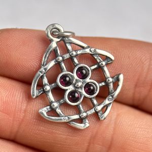 INNIS, Celtic pendant, silver garnets