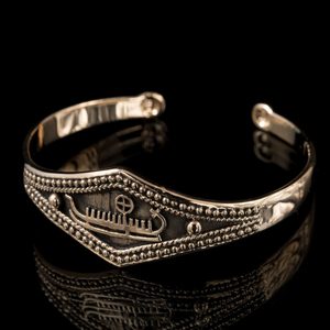 VIKING SHIP WITH RUNES, BRONZE BRACELET - HISTORISCHEN REPLIKEN AUS BRONZE{% if kategorie.adresa_nazvy[0] != zbozi.kategorie.nazev %} - SCHMUCKSTÜCKE{% endif %}