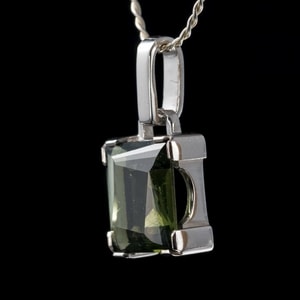 QUADRA, MOLDAVITE ANHÄNGER, SILBER - MOLDAVITE{% if kategorie.adresa_nazvy[0] != zbozi.kategorie.nazev %} - SILBER SCHMUCKSTÜCKE{% endif %}