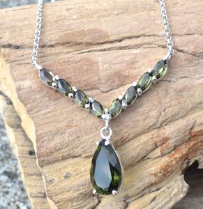 MITHRA, LUXURY STERLING SILVER NECKLACE WITH MOLDAVITES AG 925 - MOLDAVITE{% if kategorie.adresa_nazvy[0] != zbozi.kategorie.nazev %} - SILBER SCHMUCKSTÜCKE{% endif %}