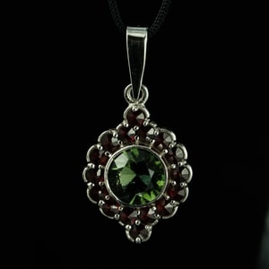 ZLATA, CZECH MOLDAVITE, GARNET, SILVER PENDANT - MOLDAVITES, CZECH{% if kategorie.adresa_nazvy[0] != zbozi.kategorie.nazev %} - SILVER JEWELLERY{% endif %}