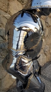 LUXURY POLISHED FULL ARMOUR, DECORATED BY BRASS, FULLY FUNCTIONAL, 1.5 MM - SUITS OF ARMOUR{% if kategorie.adresa_nazvy[0] != zbozi.kategorie.nazev %} - ARMOUR HELMETS, SHIELDS{% endif %}
